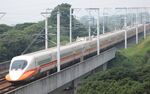 高速列车行驶于高架桥上