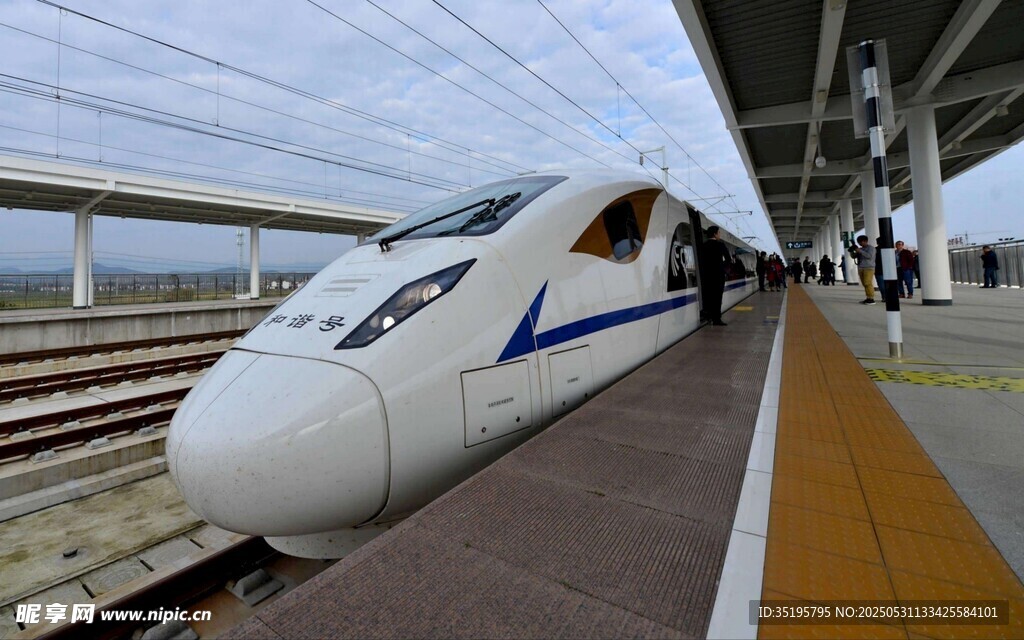 高铁站台上的高速列车