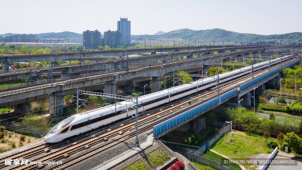 高速列车穿梭于城市高架桥