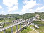 宏伟高架桥横跨青山绿野