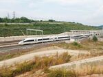 高速行驶的现代化高铁列车