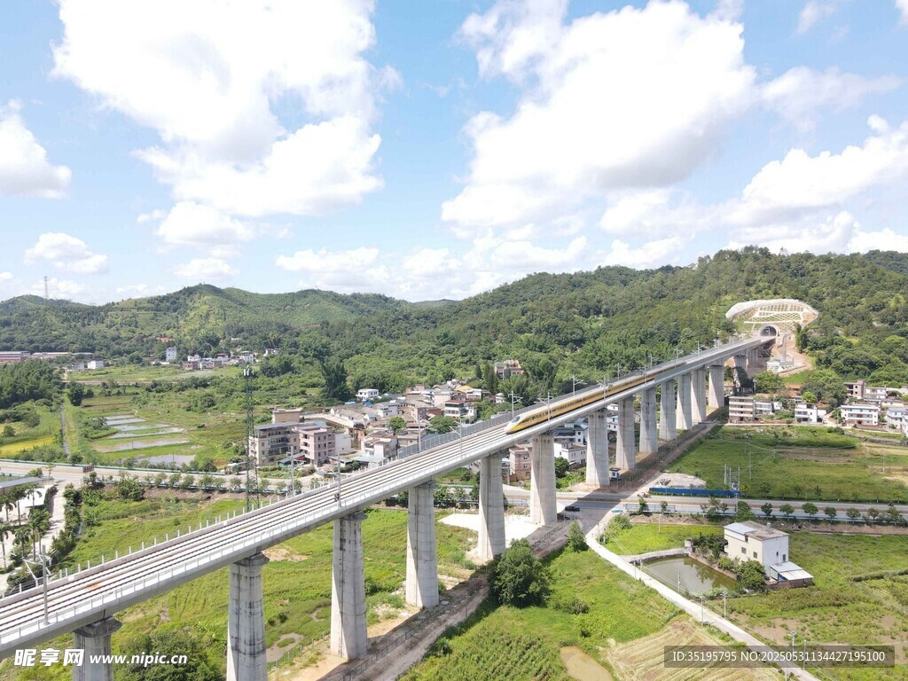 高架桥横跨青山绿野