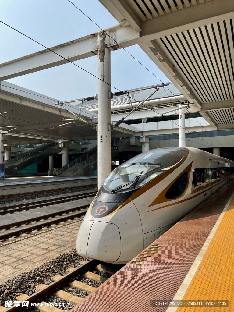 高铁站台上的高速列车