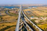 高空俯瞰壮丽铁路高架桥