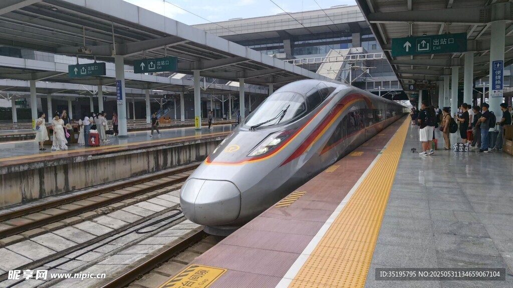 高铁站台上的高速列车