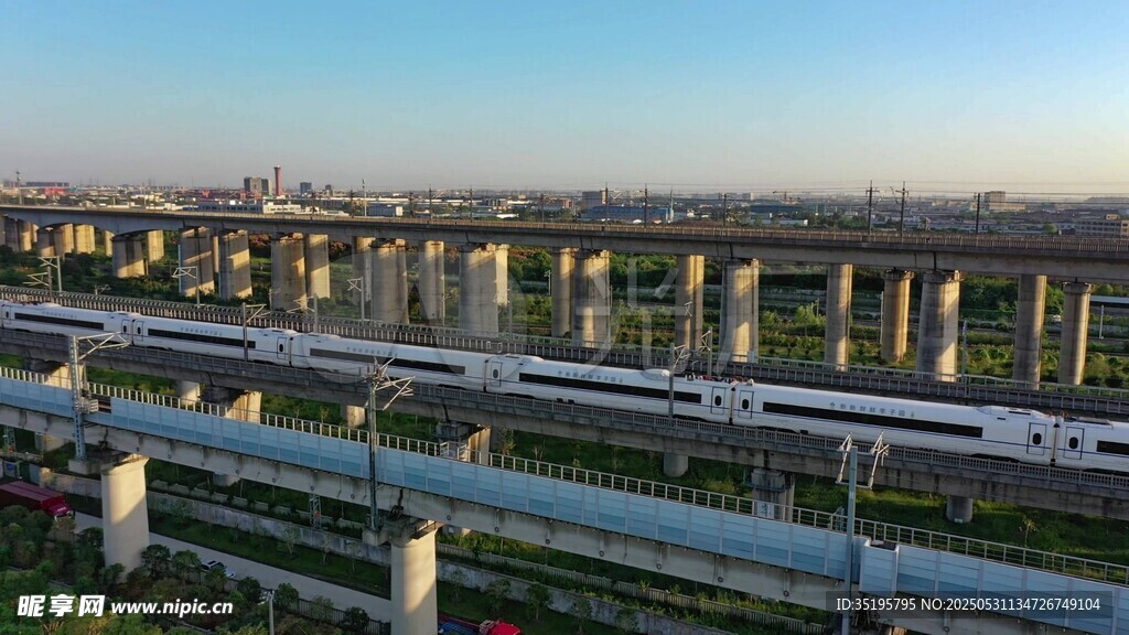 城市高架桥与行驶列车景观