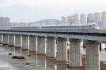 高铁跨桥穿行城市景观