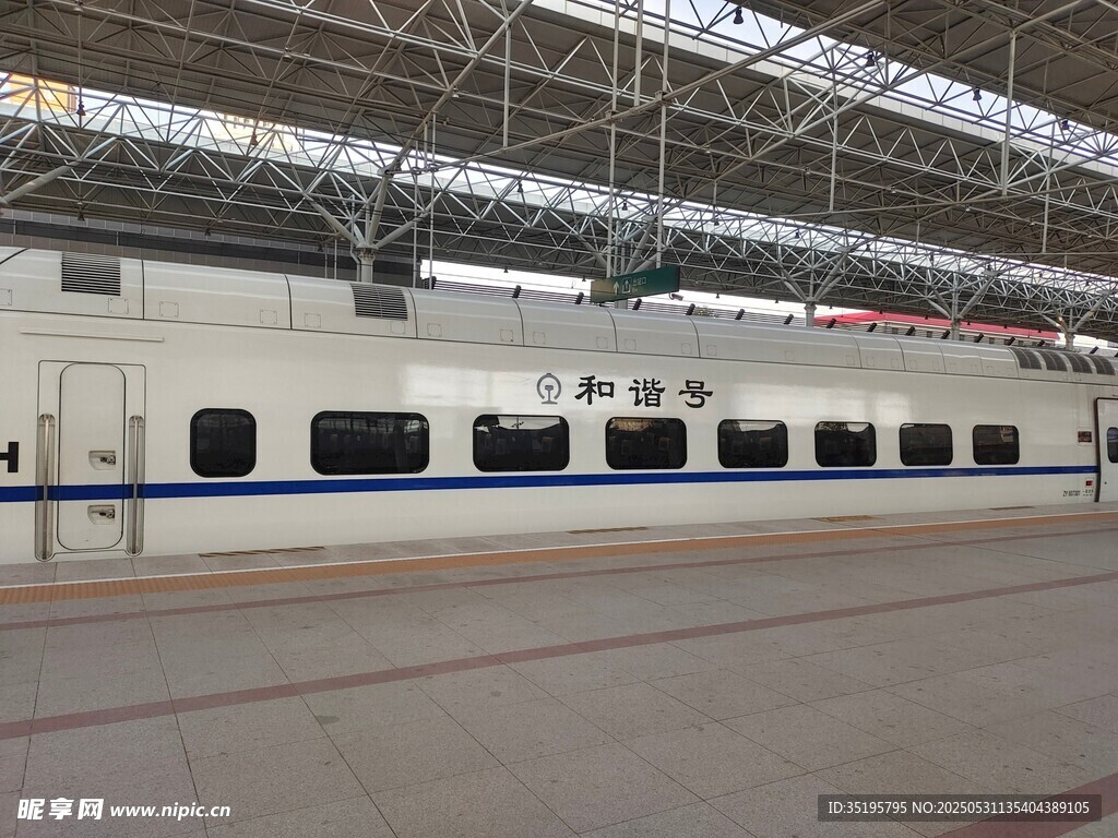 站内停靠的一列白色高铁
