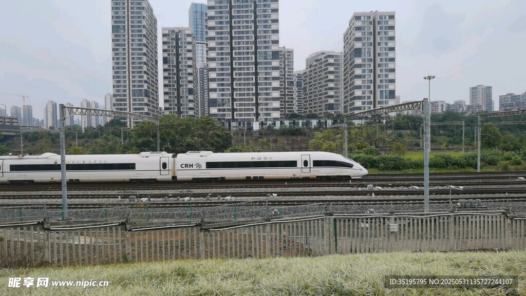 高速列车穿行于高楼之下