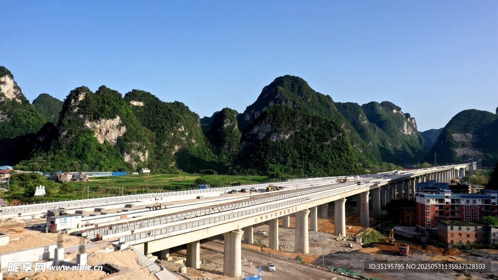山间高架桥壮丽风景