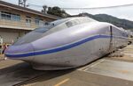银色流线型高速列车