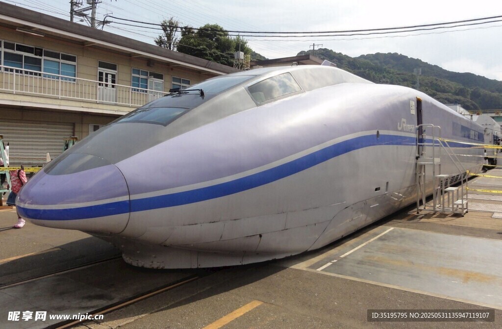 银色流线型高速列车