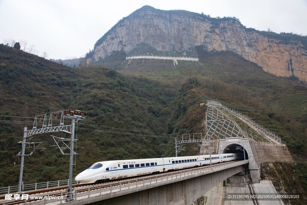 高铁驶出隧道入山间美景