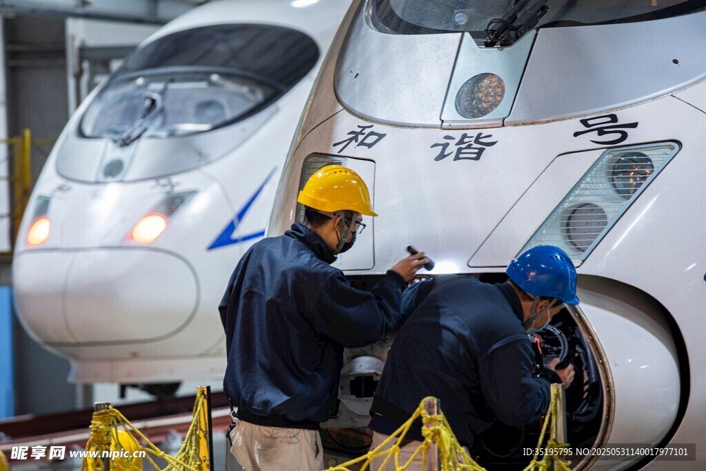 工人检修高速列车