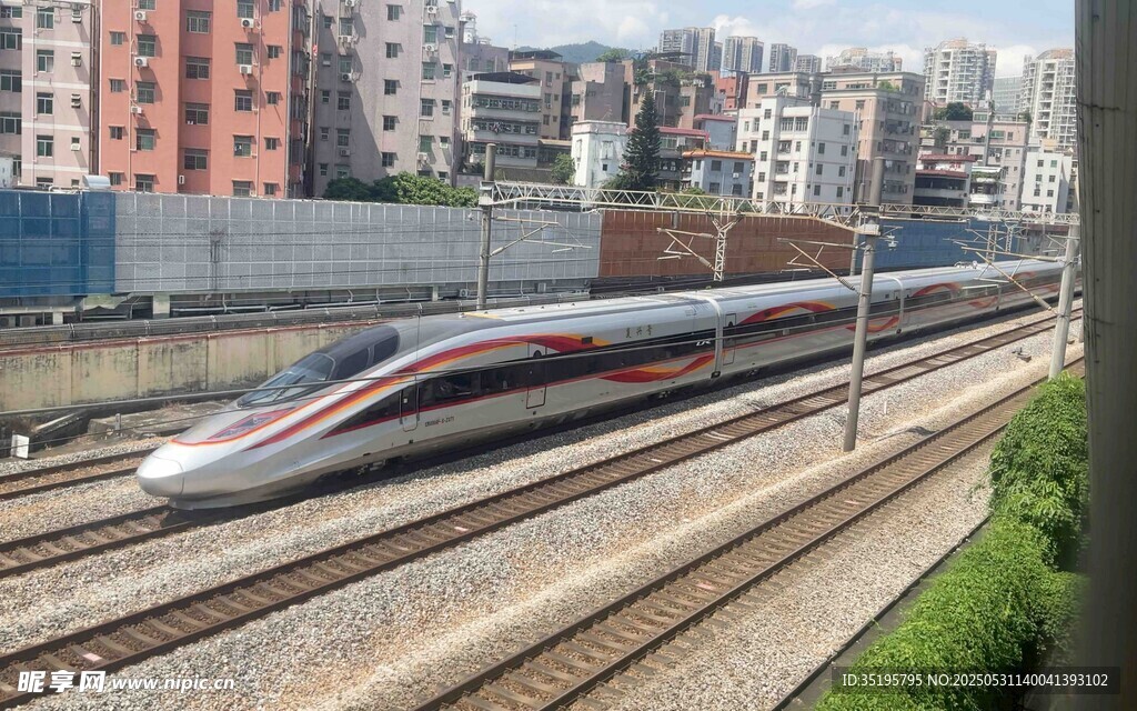 高速列车穿梭于城市轨道