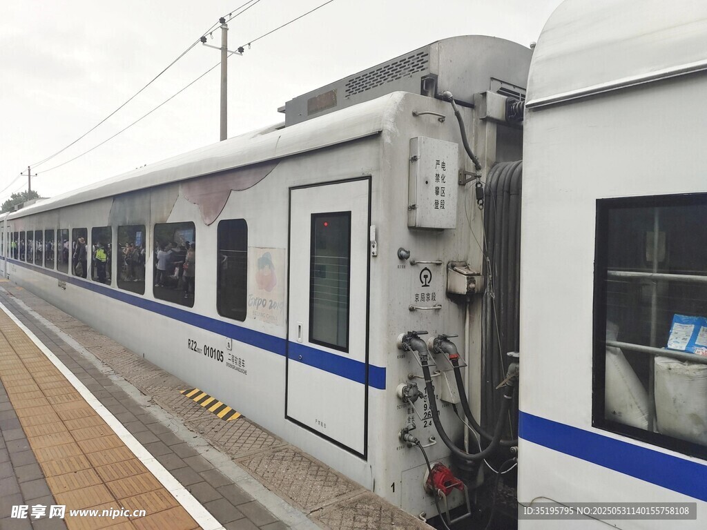 停靠站台的现代列车