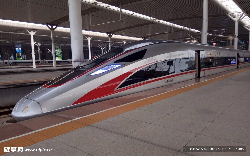 高铁站的流线型高速列车