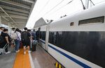 乘客在站台等候高铁
