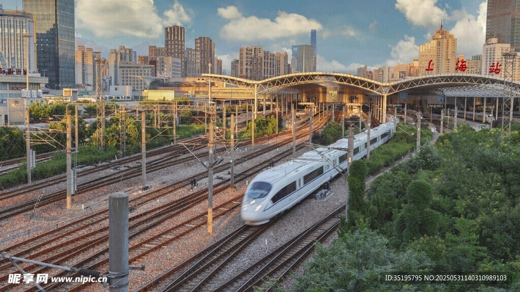城市铁轨上的高速列车