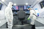 医护人员车内进行消毒工作