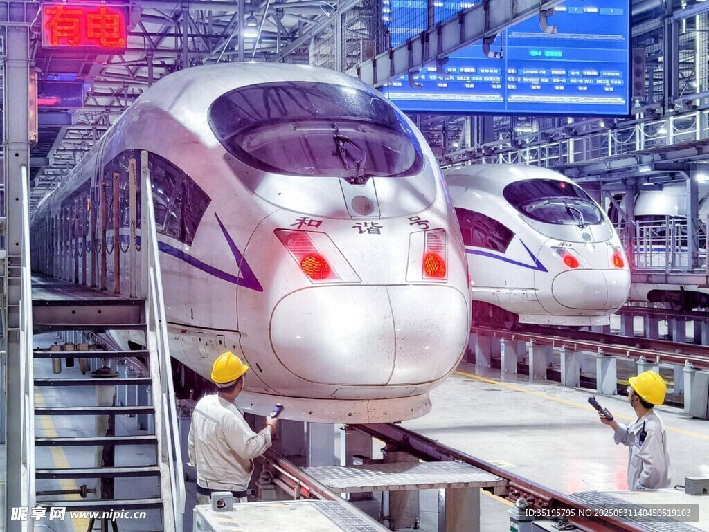 两列高铁于站台施工场景