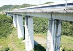 高架桥梁横跨青山绿水