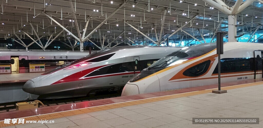 高铁站台上的现代高速列车