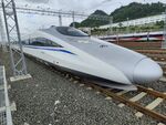 高速列车停靠在铁轨旁