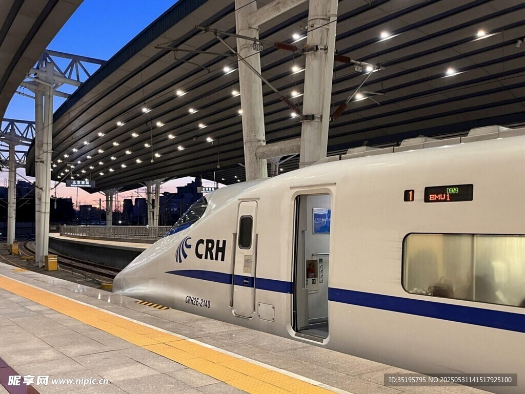高铁站台上的现代高速列车