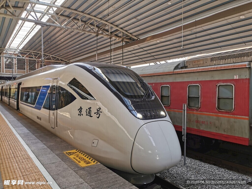 高铁站台上的高速列车