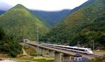 山间高铁桥列车穿行美景