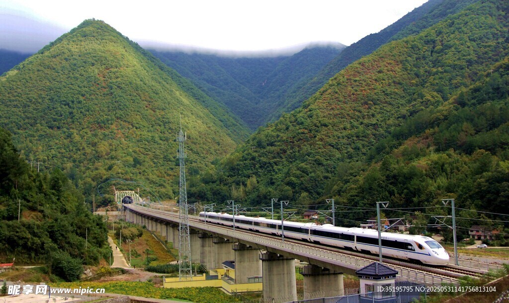 山间高铁桥列车穿行美景