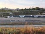 高速列车穿行于旷野之间