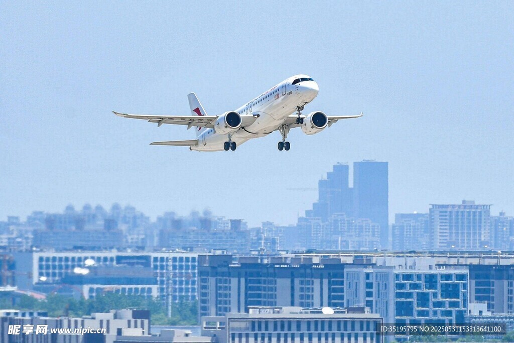 城市上空起飞的民航客机