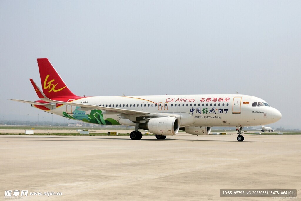 海南航空飞机停在机场