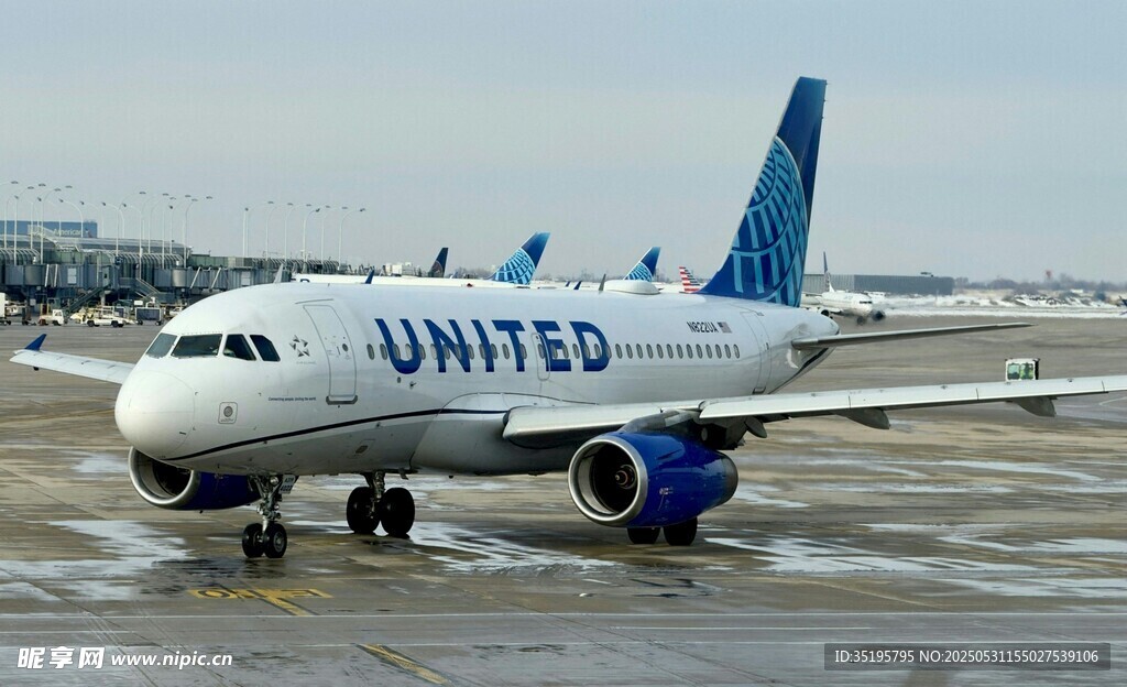 联合航空公司飞机停在机场