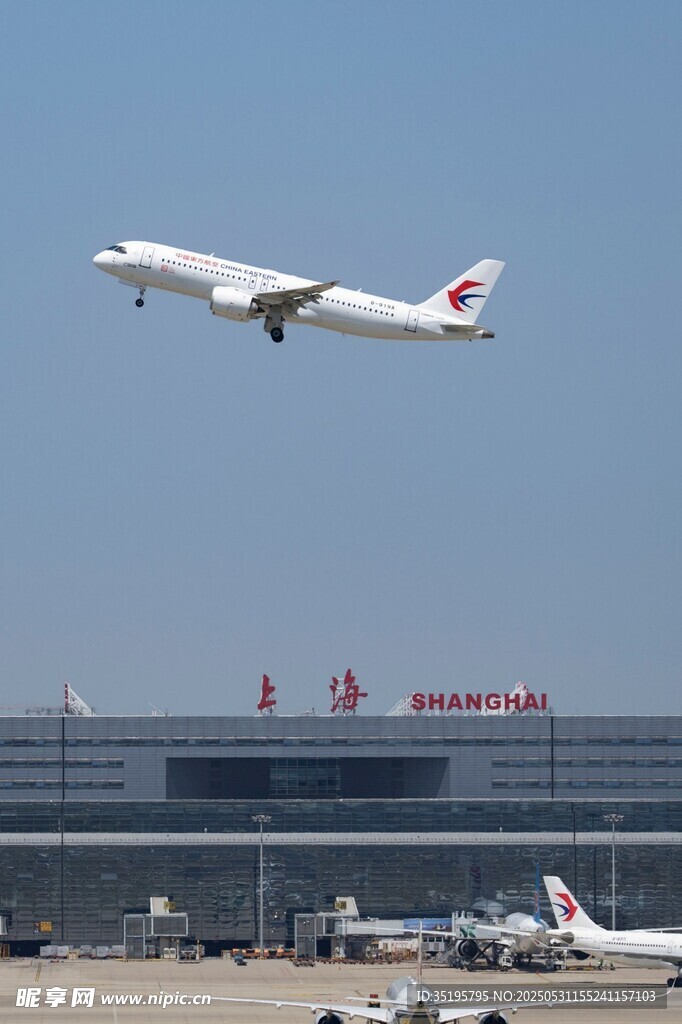 机场上空飞机起飞瞬间
