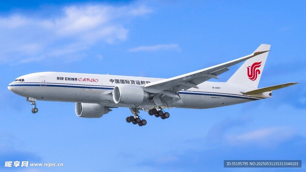 空中翱翔的中国国际航空飞机