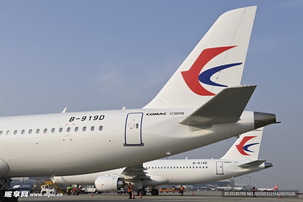 机场停放的航空公司客机