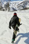 滑雪者雪地持板背影