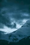 雪山之上的阴沉天空