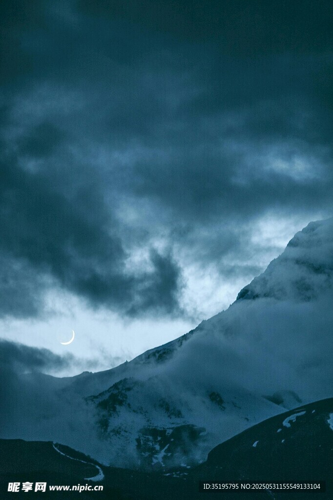 雪山之上的阴沉天空