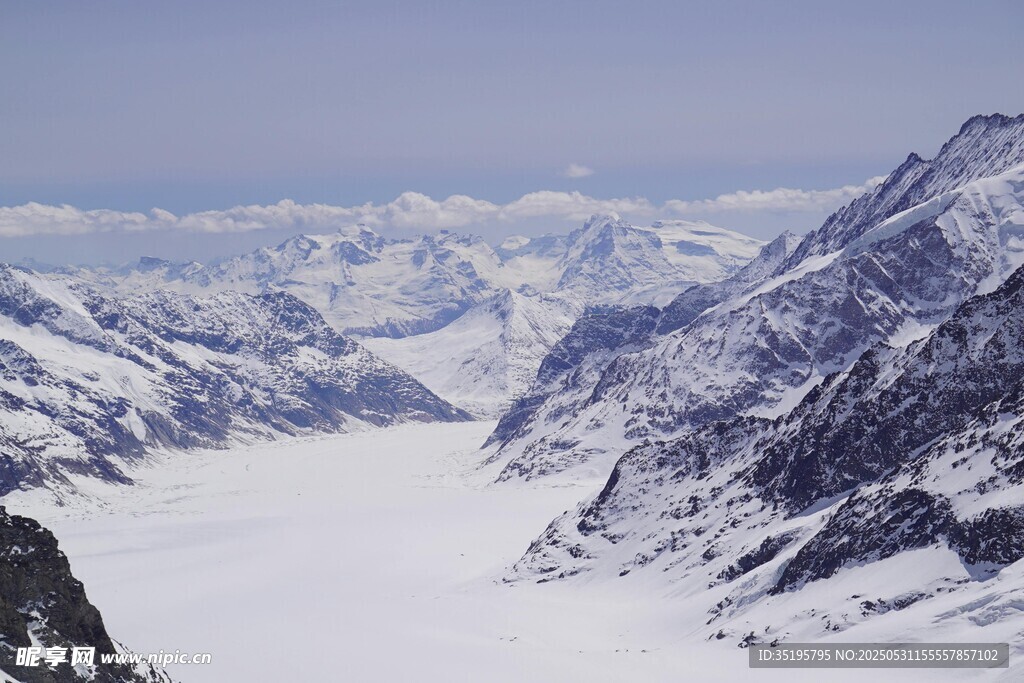 壮丽雪山山谷景观