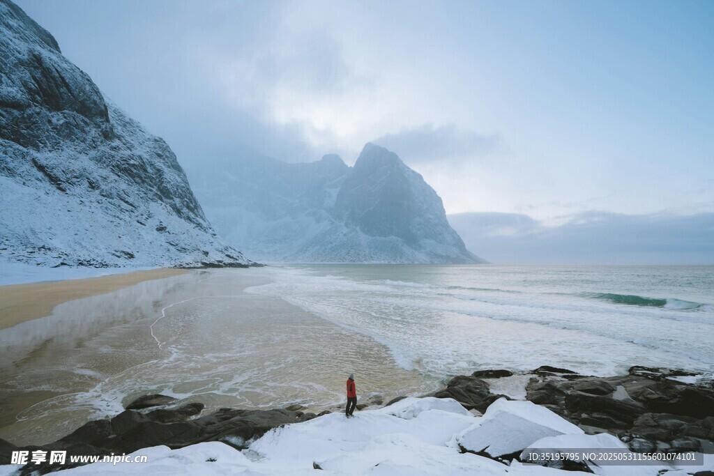 雪覆海岸的壮美冬日景观