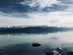 宁静湖面与天空的自然美景
