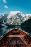 雪山湖泊与木舟