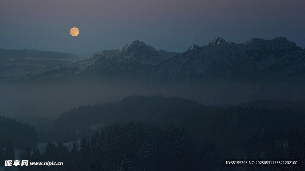 山间月夜美景