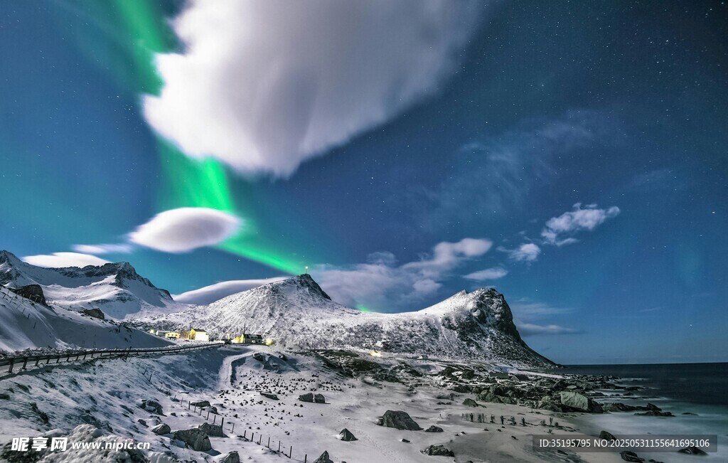 极光下的冰雪海岸美景