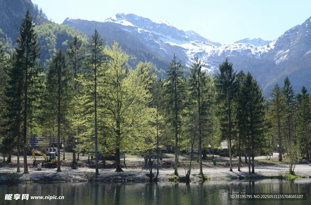 湖畔山林美景