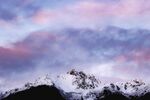 雪山之上梦幻粉紫天空